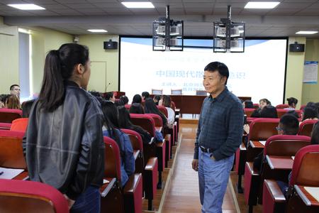 黄教授与同学们互动